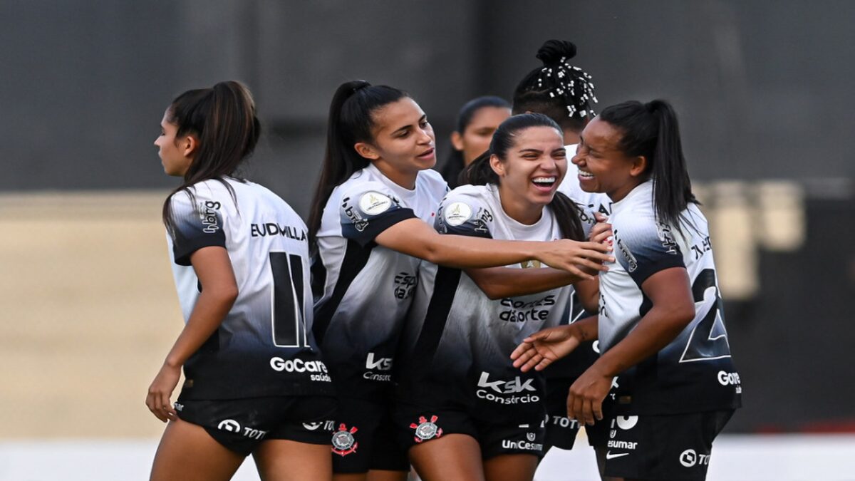 Corinthians aplica goleada de 8 a 0 após empate na estreia