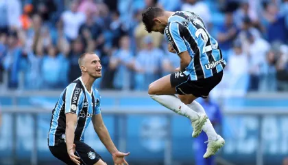 Grêmio vence o Atlético GO de virada e se afasta do Z4