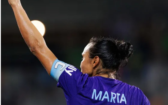 Marta ganha título pelo Orlando Pride e se emociona