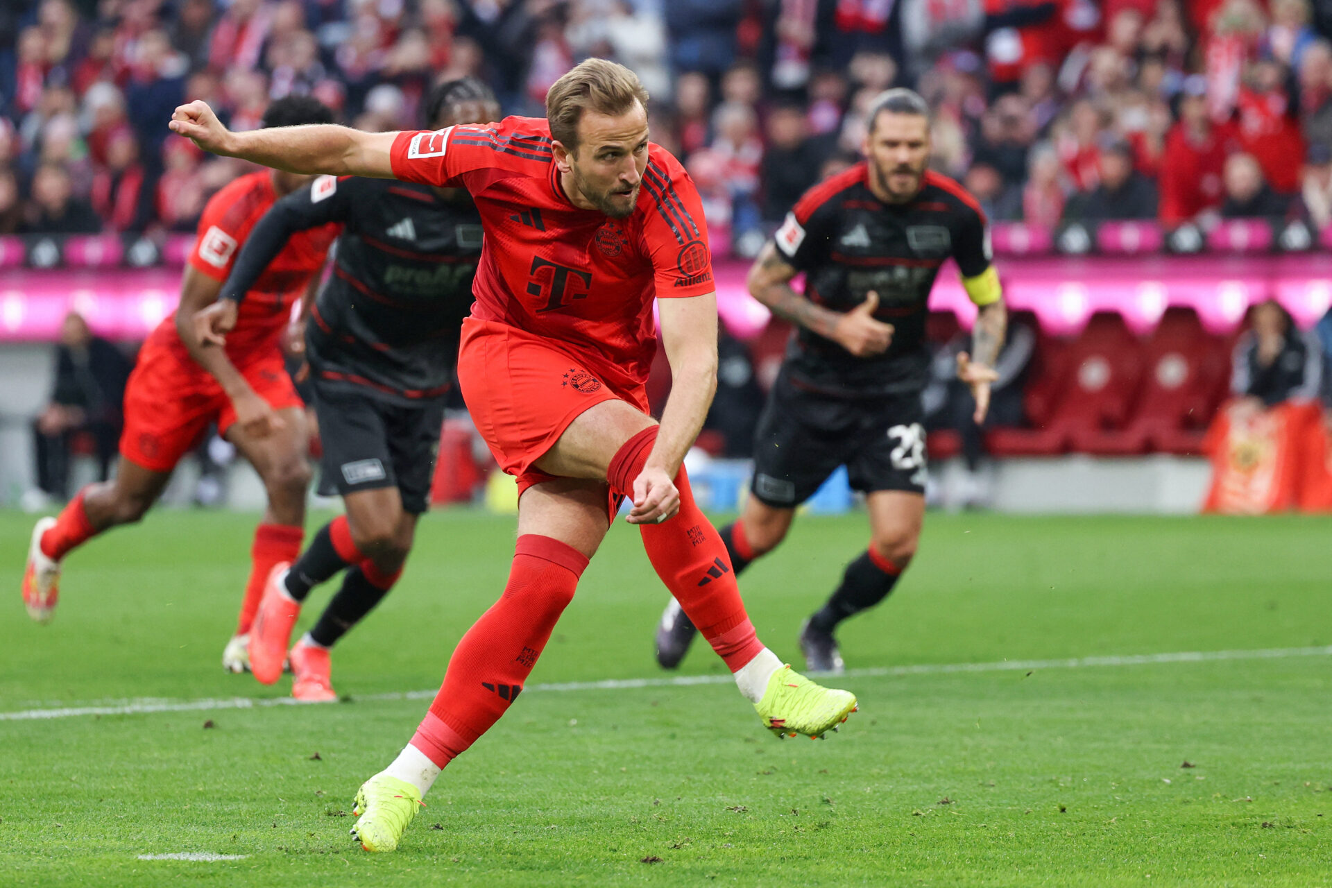 Bayern goleia o Union Berlim e segue na liderança da Bundesliga