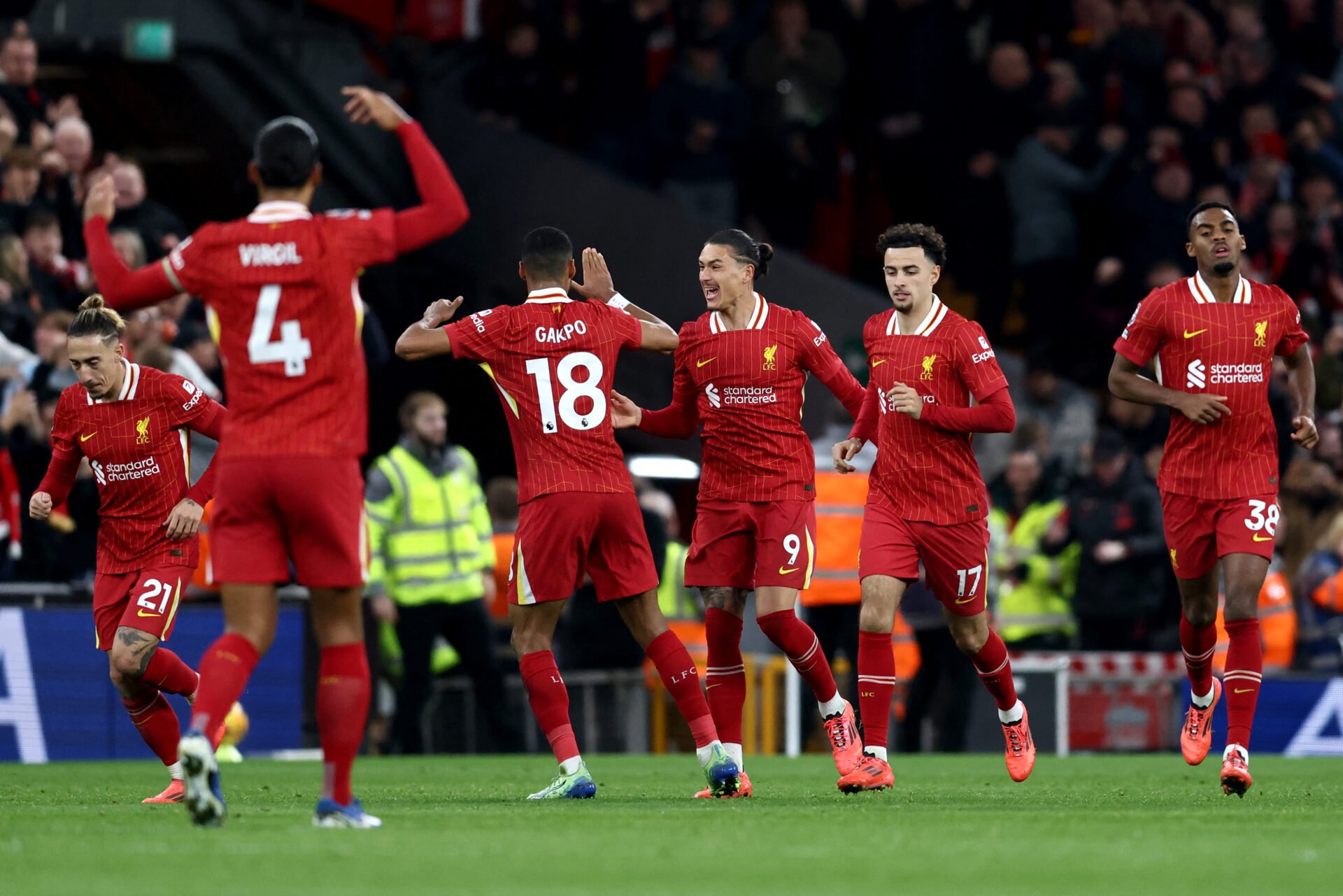 City tropeça, Liverpool vira contra o Brighton e reassume liderança