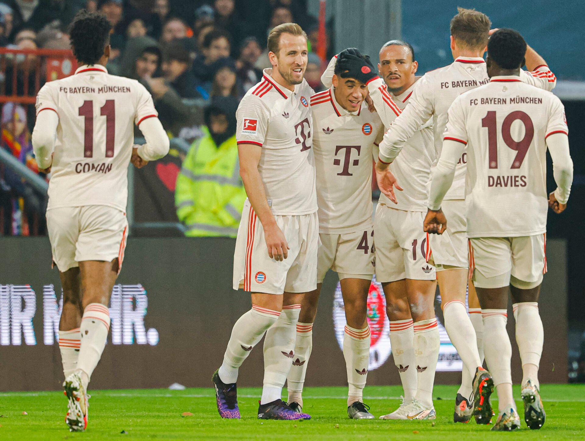 Bayern vence St. Pauli e se consolida na liderança da Bundesliga