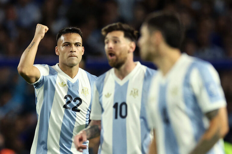 Argentina vence Peru com golaço e segue líder isolada das Eliminatórias
