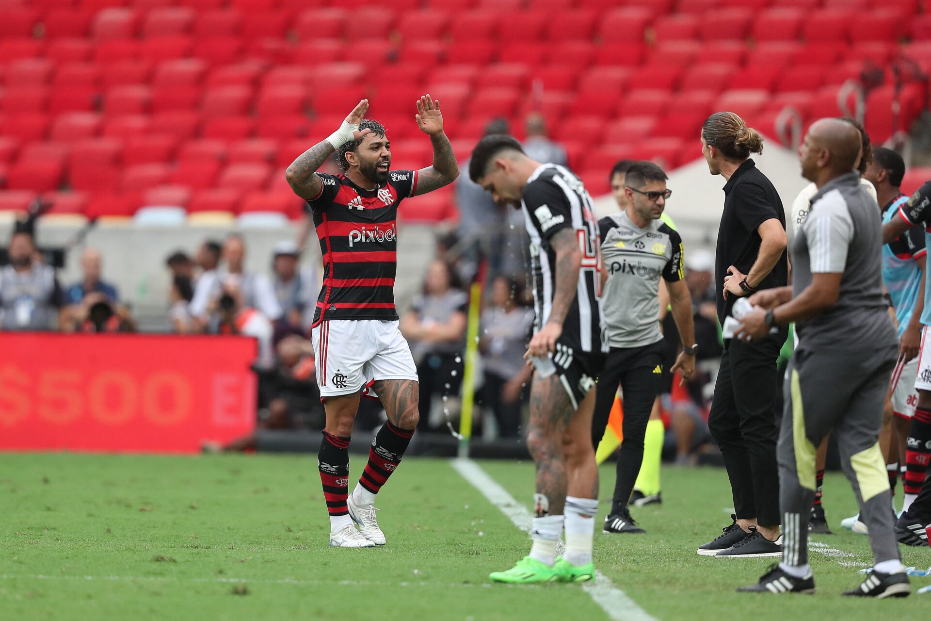 Gabigol comemora com Filipe Luís seu gol pelo Flamengo na final contra o Atlético-MG - Wagner Meier/ Getty Images via AFP)