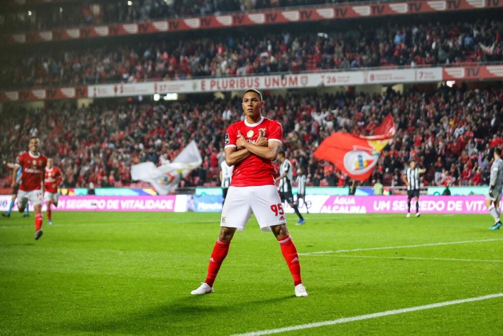 Carlos Vinicius tem passagens por Portugal e Inglaterra - EFE/EPA/MIGUEL A. LOPES