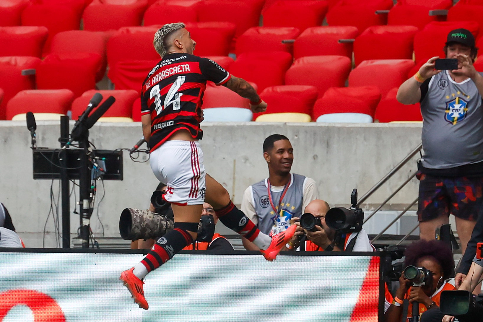 Arrascaeta, do Flamengo, comemora gol contra o Atlético-MG na final da Copa do Brasil - EFE/ Antonio Lacerda