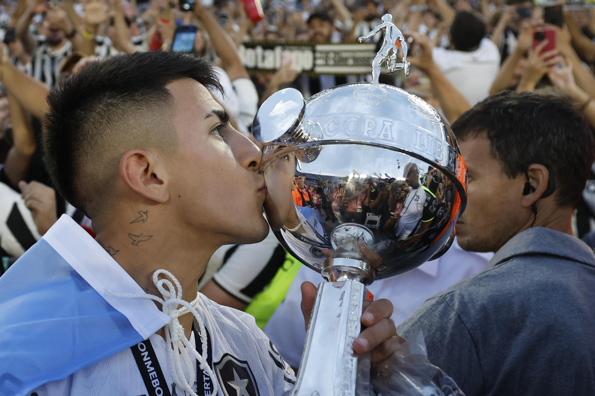 Almada entra para lista dos ganhadores da Libertadores e da Copa do Mundo