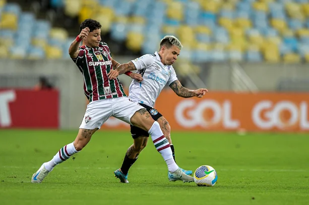 Grêmio arranca empate nos acréscimos e segue acima do Fluminense