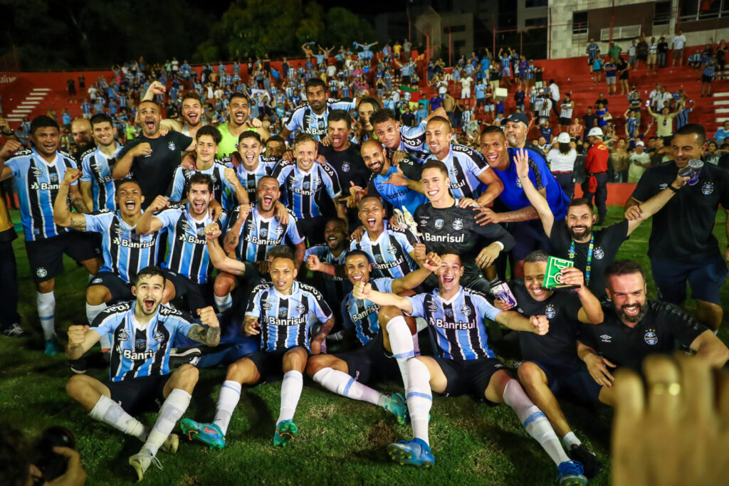 Jogadores do Grêmio comemoram, com a torcida, volta à Série A - LUCAS UEBEL/GREMIO FBPA