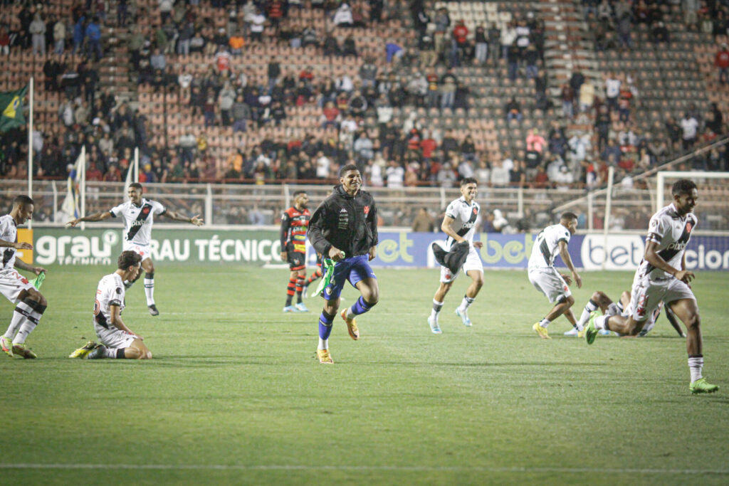 Jogadores do Vasco comemoram apito final e retorno à Série A - Matheus Lima/Vasco