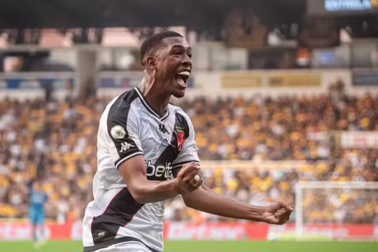 Atacante do Vasco entra na mira de gigantes europeus