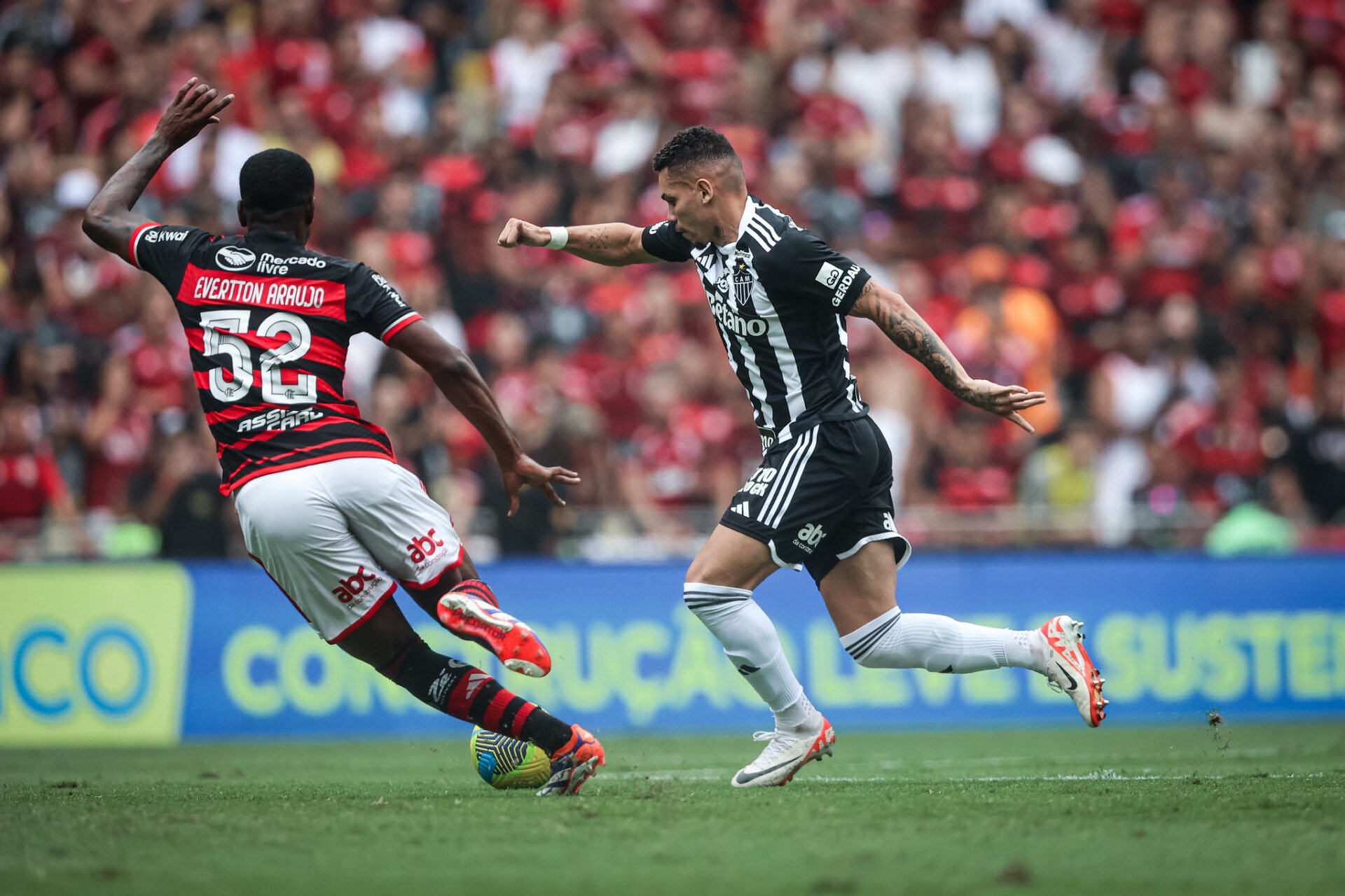 Paulinho e Everton Araújo na final entre Flamengo e Galo na Copa do Brasil - Pedro Souza / Atlético