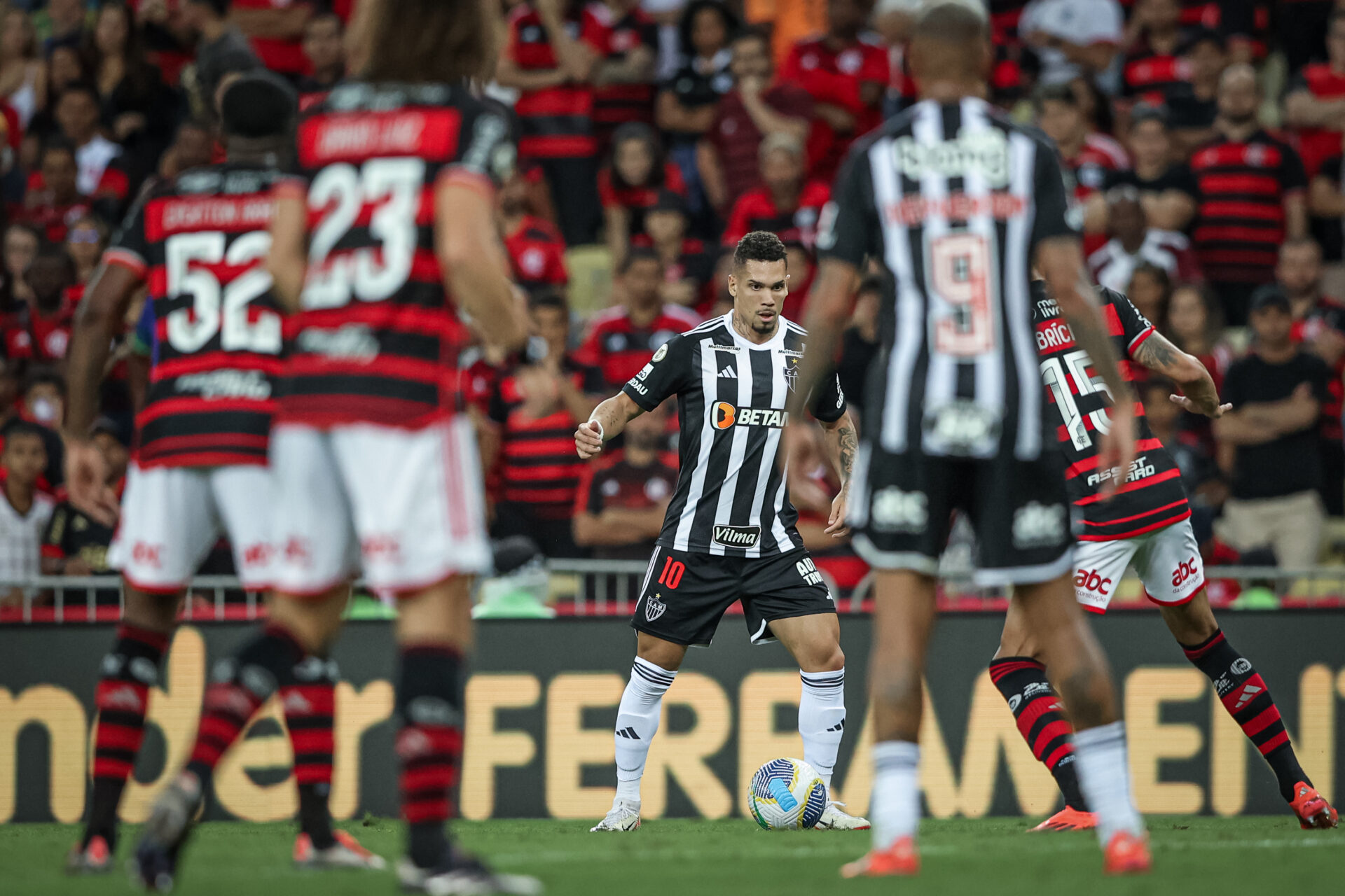 Flamengo volta a controlar Galo, mas fica no empate sem gols