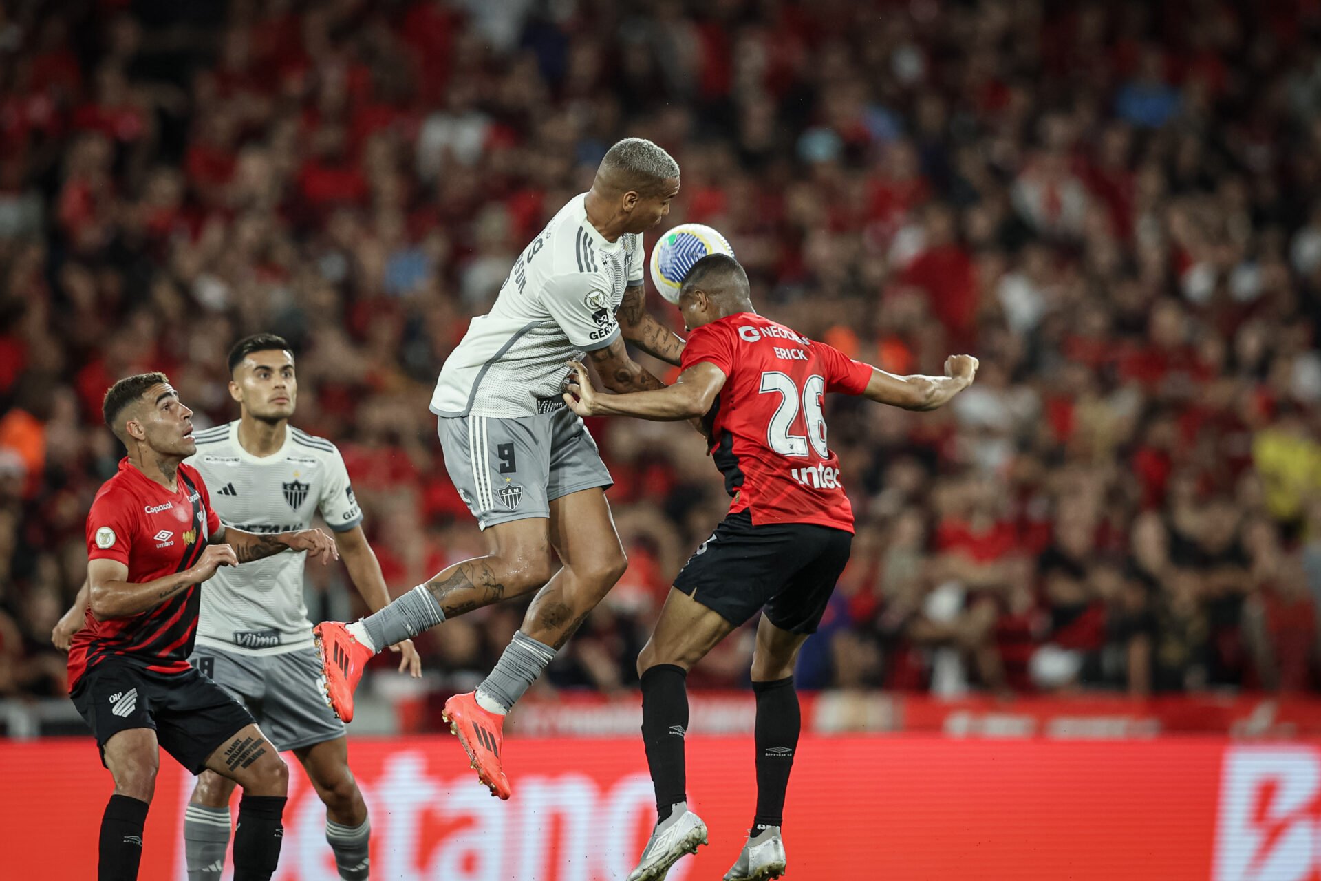 Athletico vence o galo e sai da zona de rebaixamento