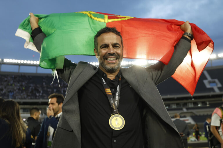 Artur Jorge quer atacante do Flamengo