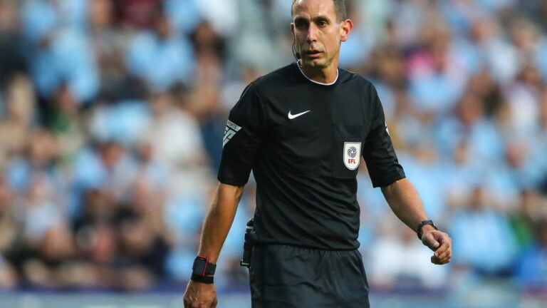 Árbitro da Premier League é suspenso após xingar Klopp