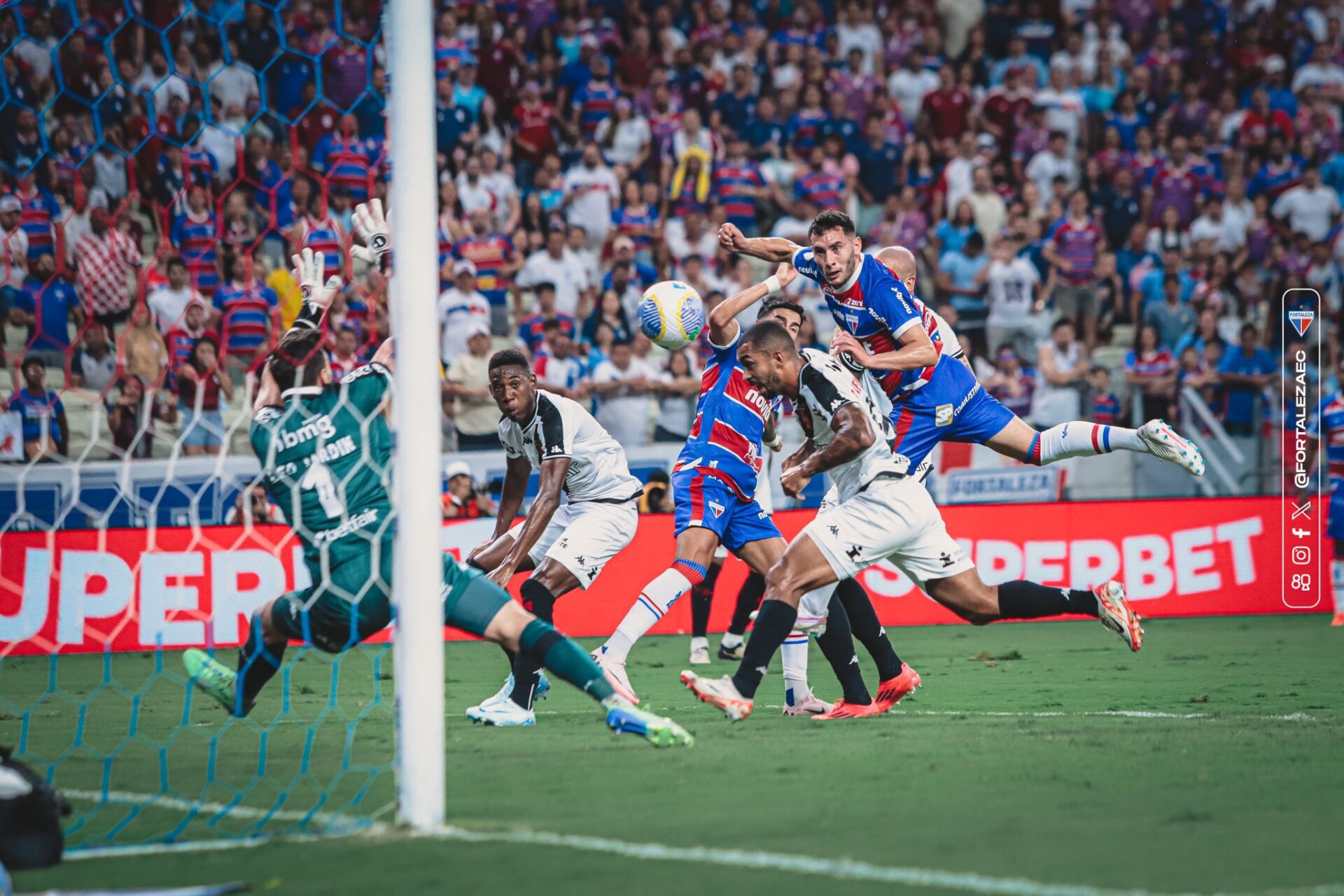 Fortaleza vence o Vasco e se mantém na corrida pelo título do Brasileirão