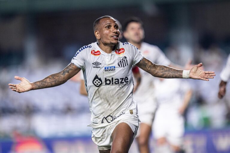 Santos vence o Coritiba e garante acesso à Série A do Brasileirão