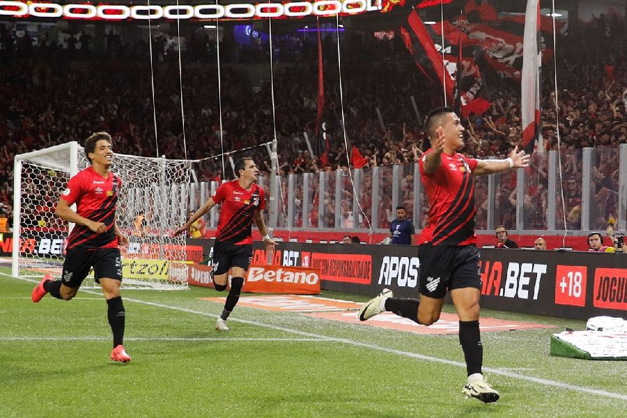 Athletico vence o Galo em jogo atrasado e sai da zona de rebaixamento