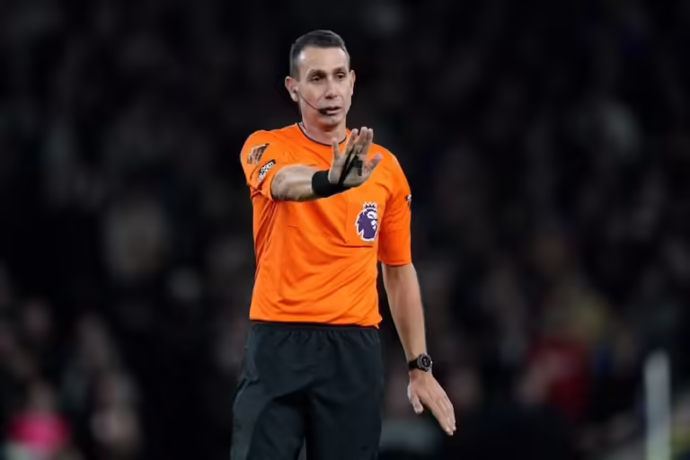 Árbitro é suspenso pela Uefa após vídeo em que cheira pó branco