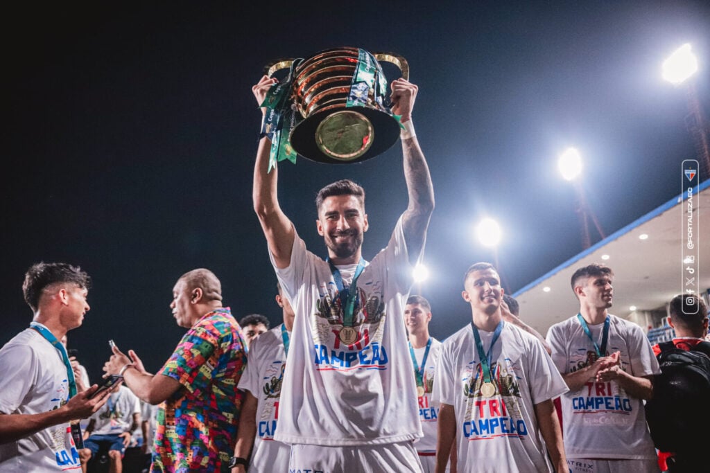 Com a taça de campeão da Copa do Nordeste - Mateus Lotif/ Fortaleza EC