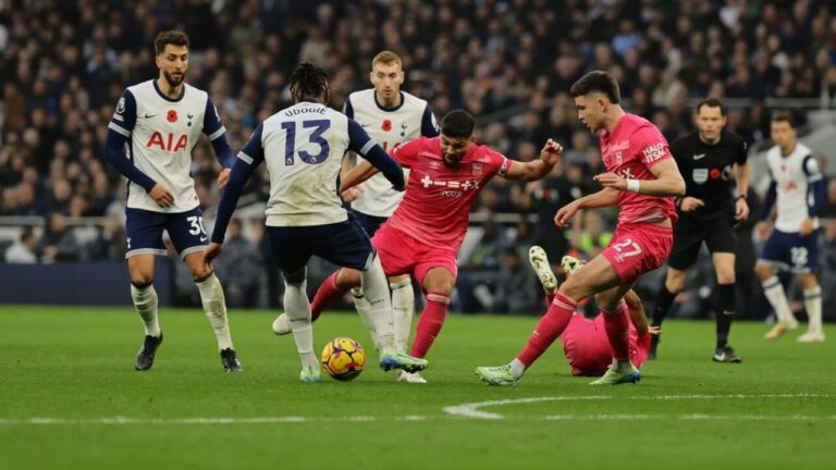 Ipswich vence o Tottenham e conquista primeira vitória na Premier League