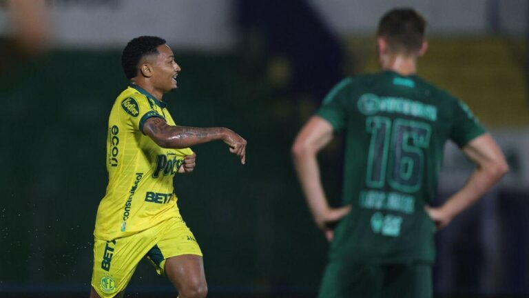 Mirassol goleia o Coritiba e vê acesso cada vez mais perto