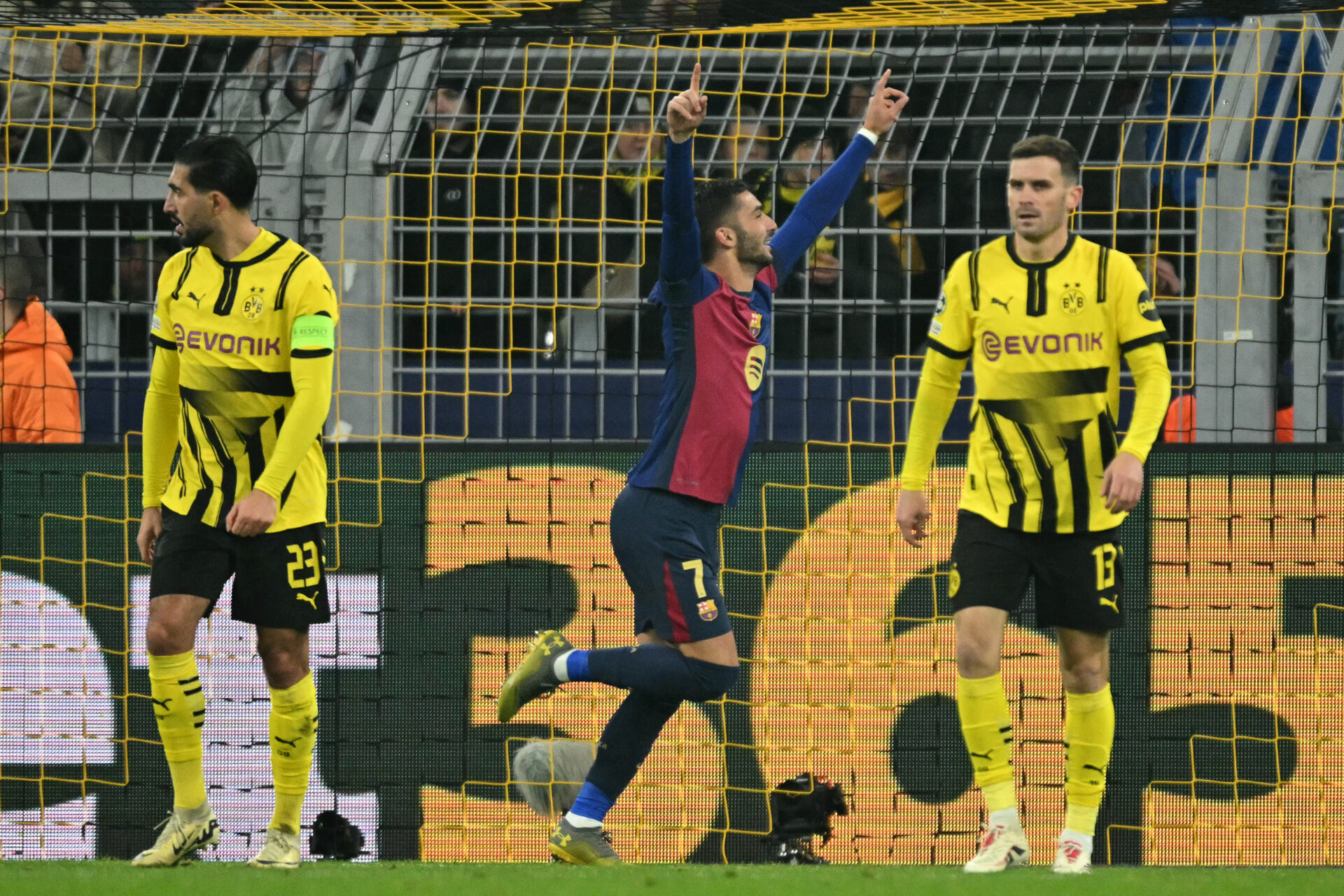 Barcelona vence jogão contra o Dortmund e assume vice-liderança