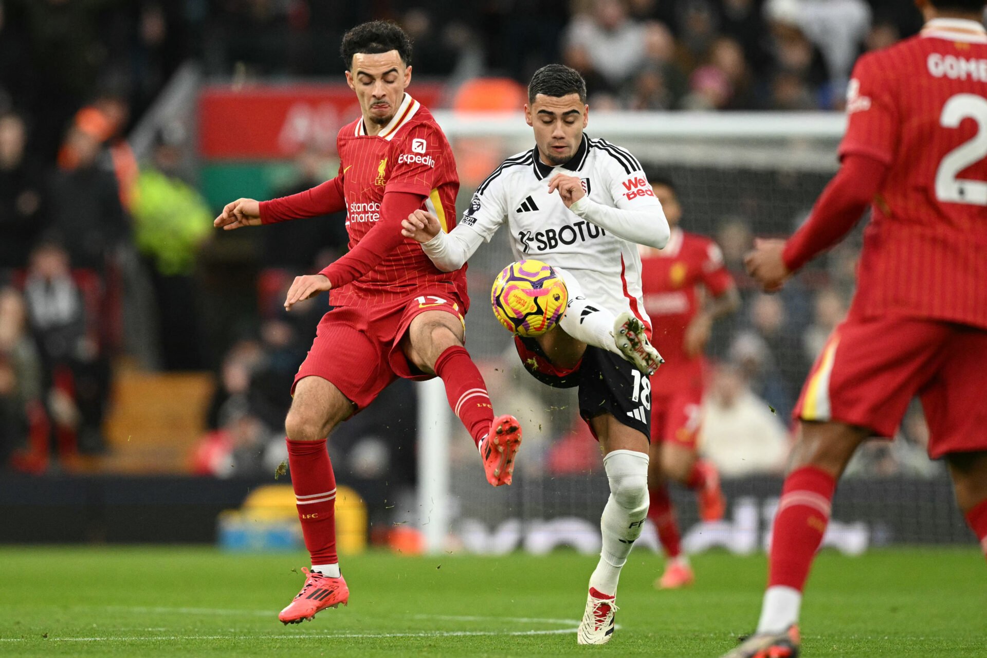 Liverpool supera expulsão cedo e busca empate com o Fulham