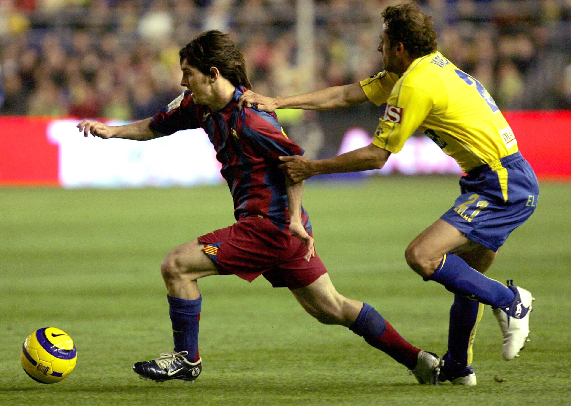 Messi vestindo chuteira da Nike em duelo do Barcelona contra o Cádiz, em 2005 - EFE/Julio Muñoz