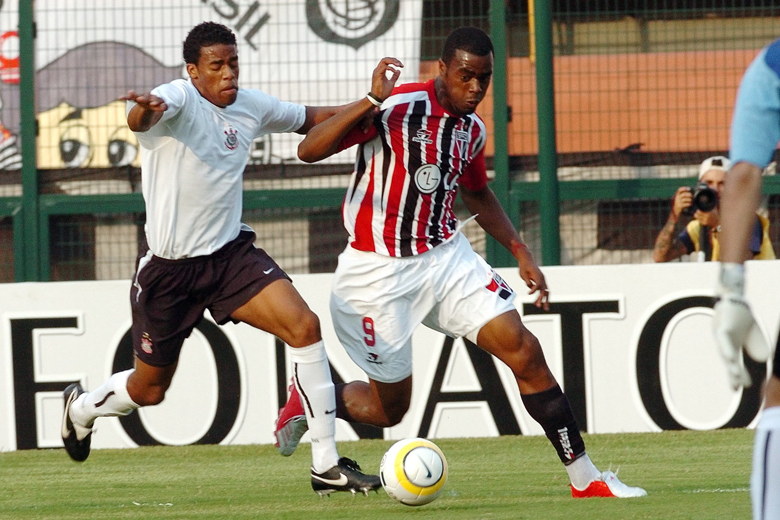 Há 20 anos, Grafite ‘salvou’ rival Corinthians pelo São Paulo; relembre