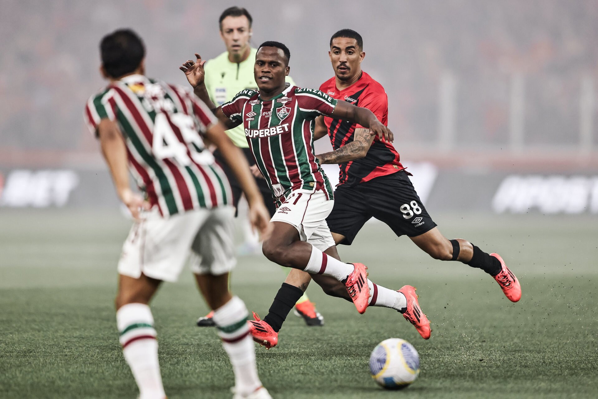 Athletico-PR e Fluminense empatam e seguem à beira do Z4