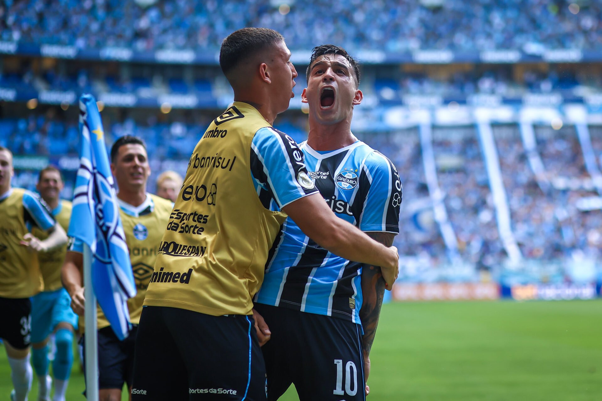 Grêmio vence o São Paulo e afasta fantasma do rebaixamento