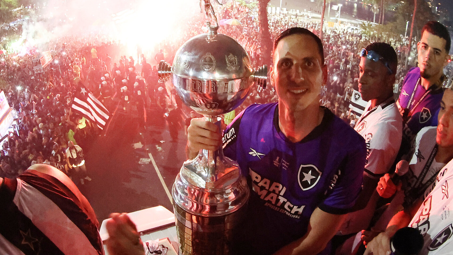 Gatito Fernández com a taça da Libertadores - Vítor Silva/Botafogo