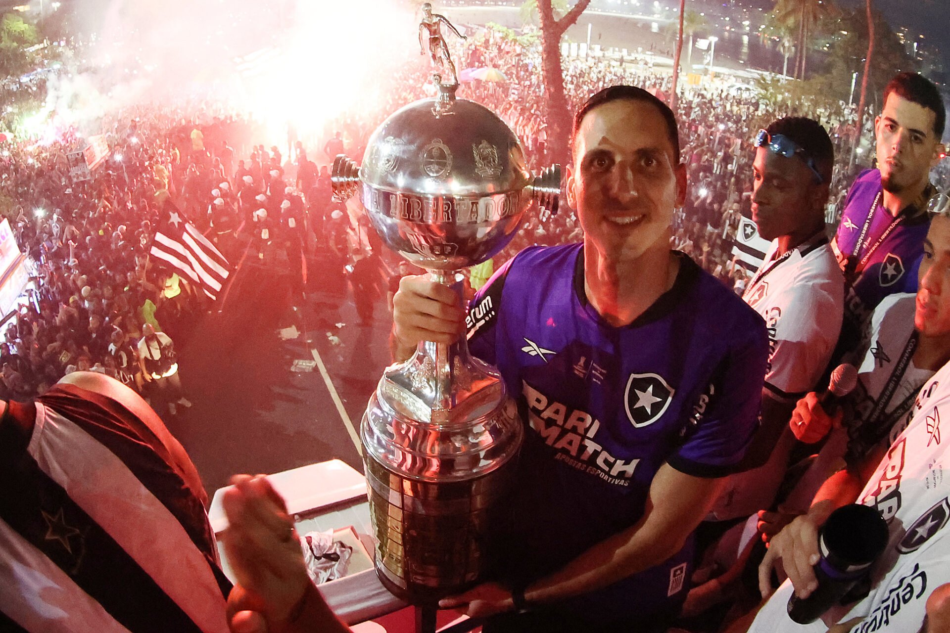 Gatito Fernández com a taça da Libertadores - Vítor Silva/Botafogo