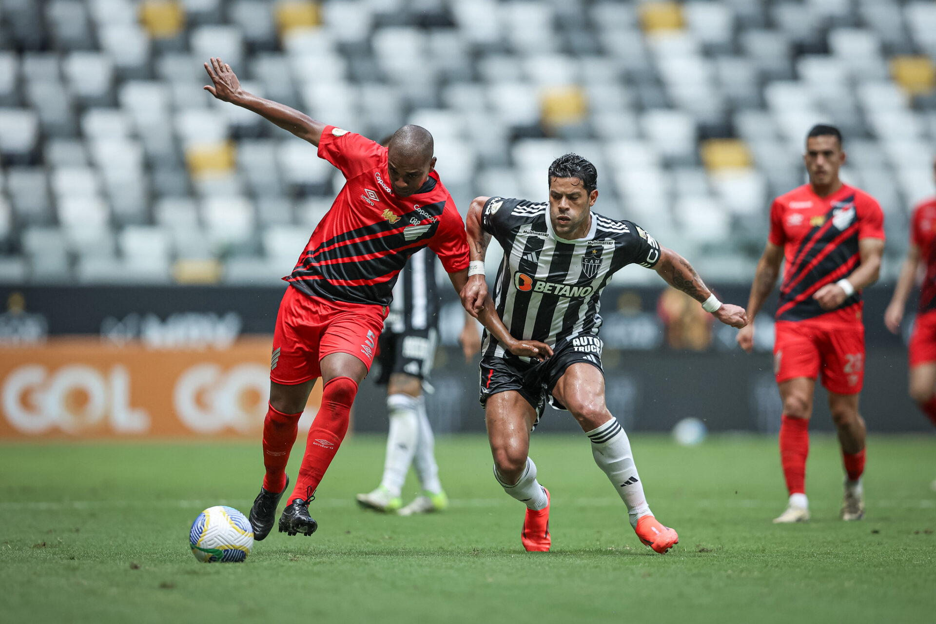 Atlético Mineiro vence e rebaixa Athletico Paranaense no Brasileirão