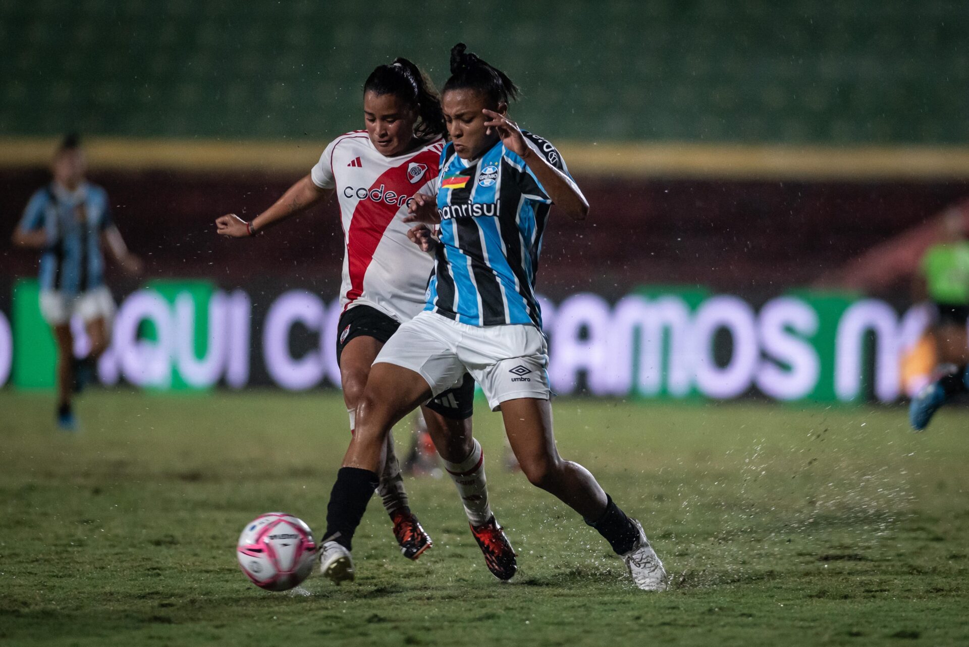 Jogadoras do River Plate são presas por injúria racial em partida contra o Grêmio