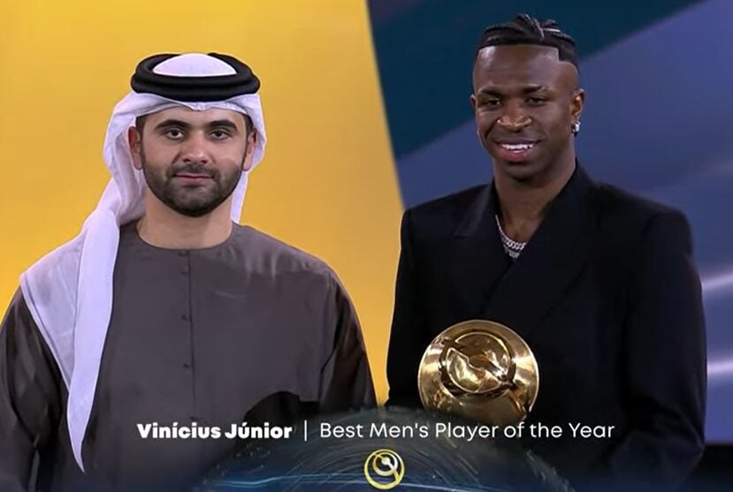 Vinicius Junior com o troféu da Globe Awards em Dubai - Cazé TV/Reprodução