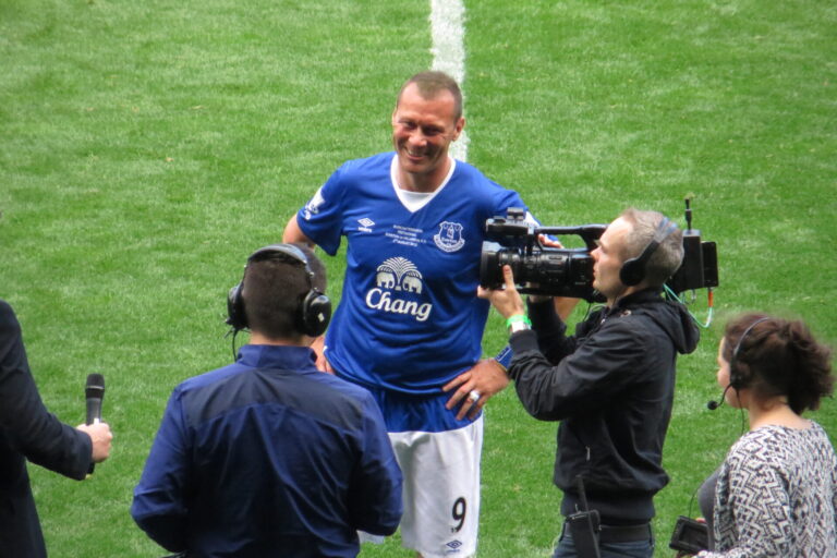 Jogador da Premier League possui recorde de cartões vermelhos, mesmo aposentado
