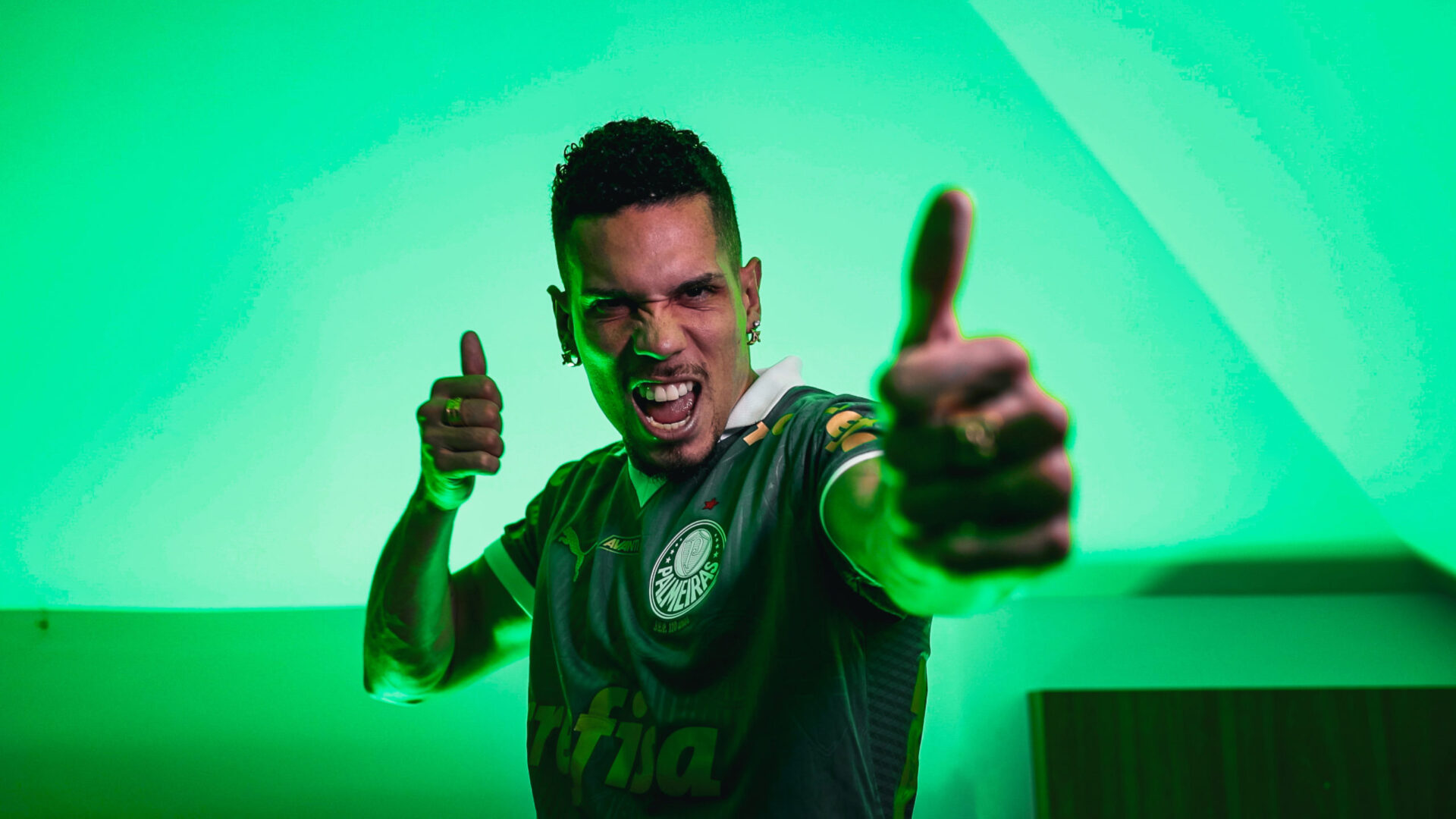 Paulinho posa com a camisa do Palmeiras - Giovani Conde/Palmeiras