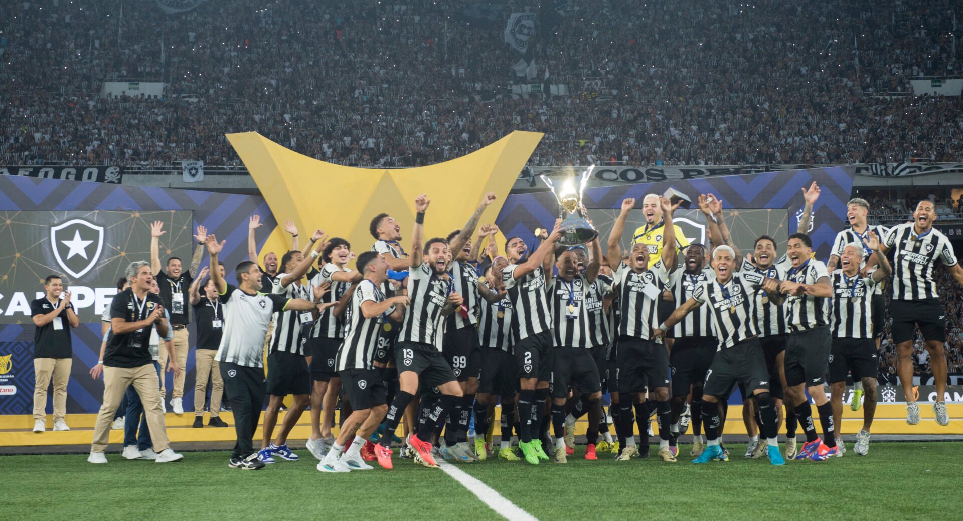 Jogadores do Botafogo erguem a taça do Brasileirão - Kaio Lakaio/PLACAR