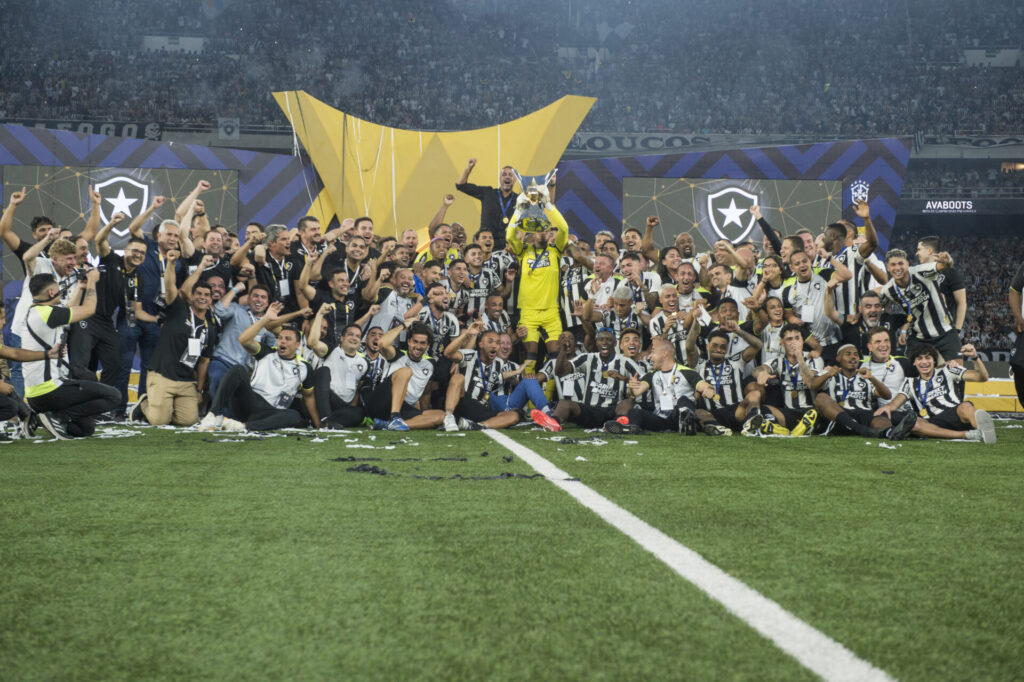 Jogadores do Botafogo erguem a taça do Brasileirão - Kaio Lakaio/PLACAR