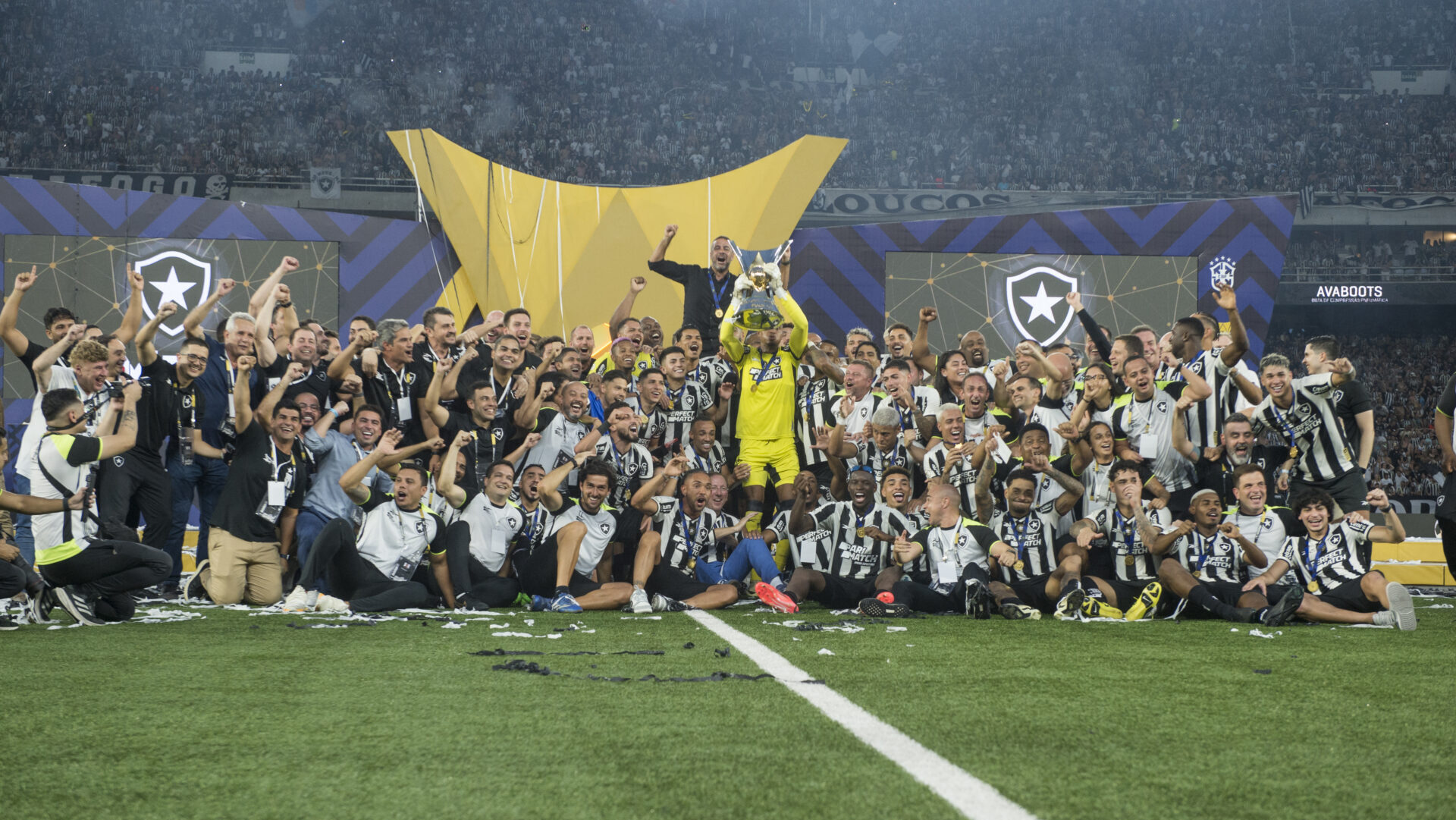 Jogadores do Botafogo erguem a taça do Brasileirão - Kaio Lakaio/PLACAR