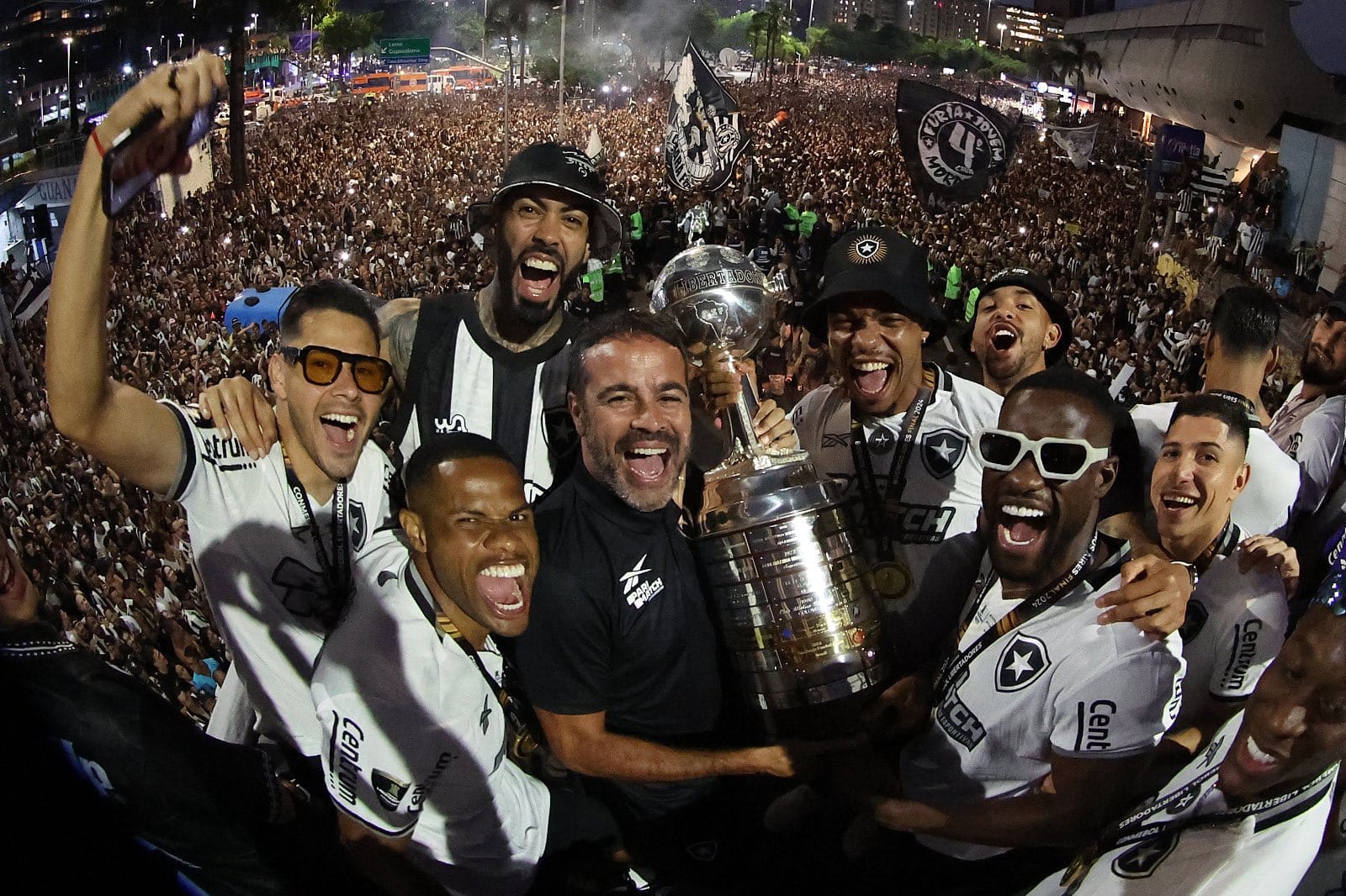 Botafogo é recebido com festa no Rio após título da Libertadores