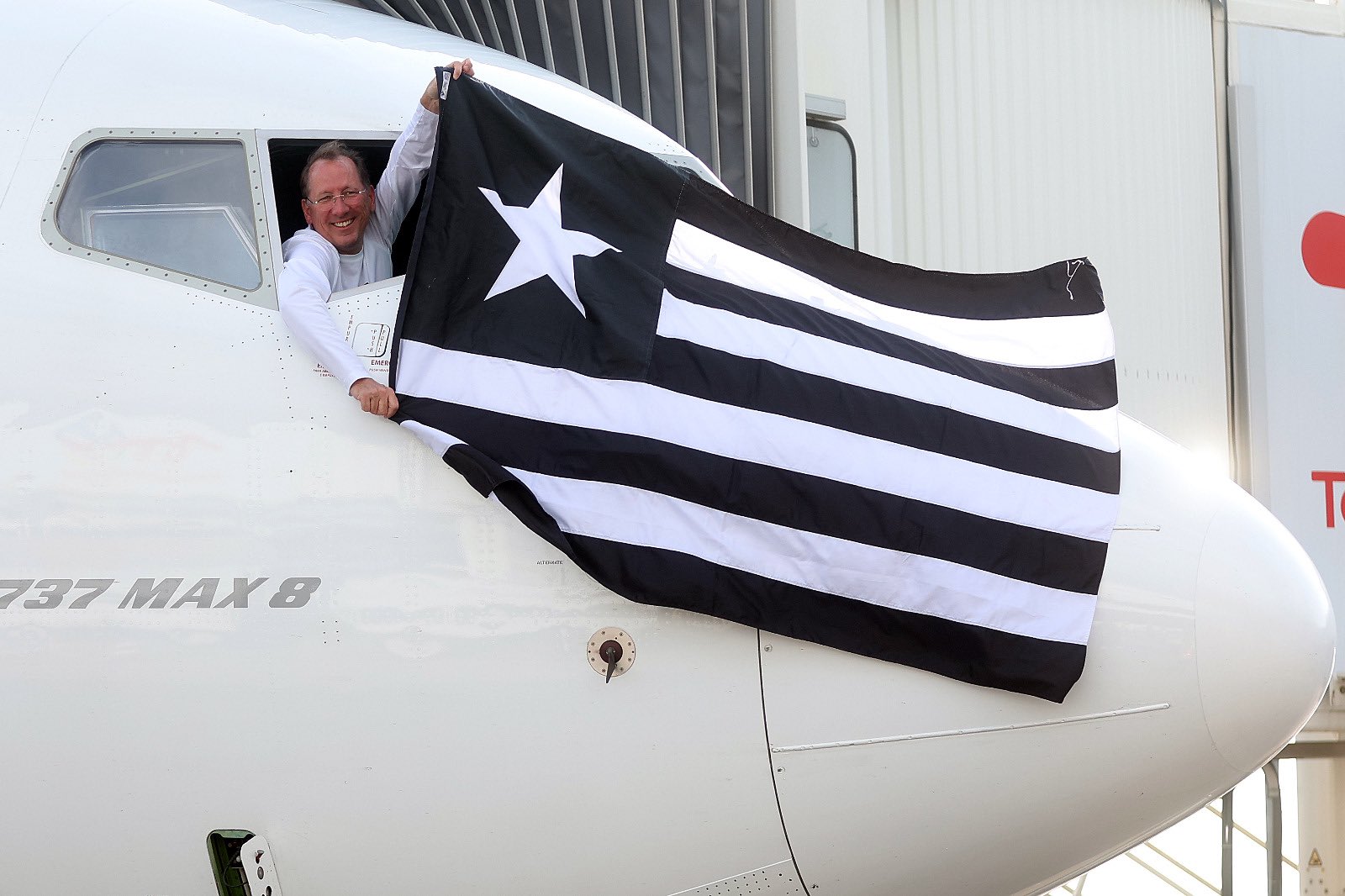 John Textor com a bandeira do Botafogo no avião - Vítor Silva/ BFR