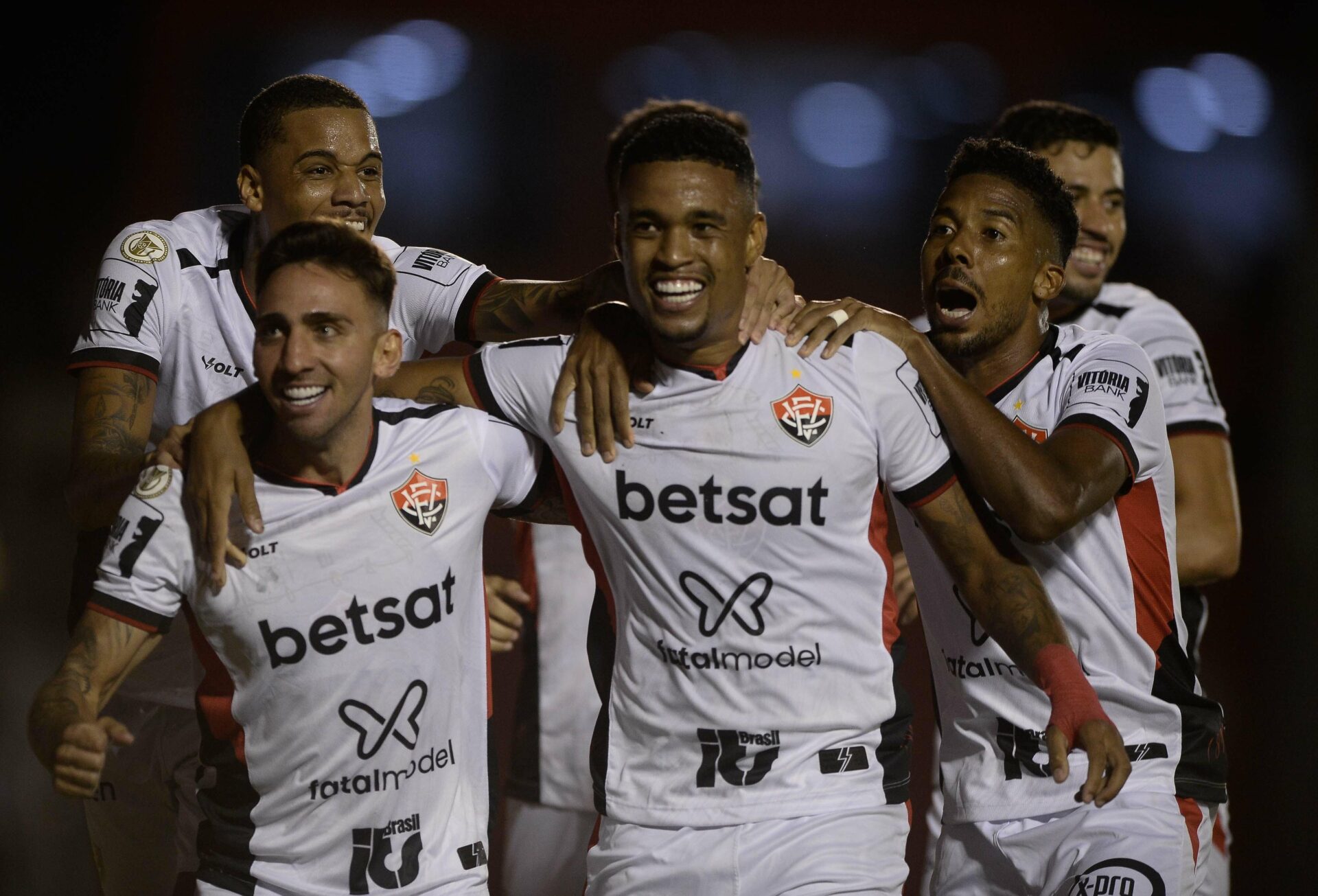 Jogadores do Vitória celebram permanência na Série A - Jhony Pinho/ Agif/Gazeta Press/Brasileirão