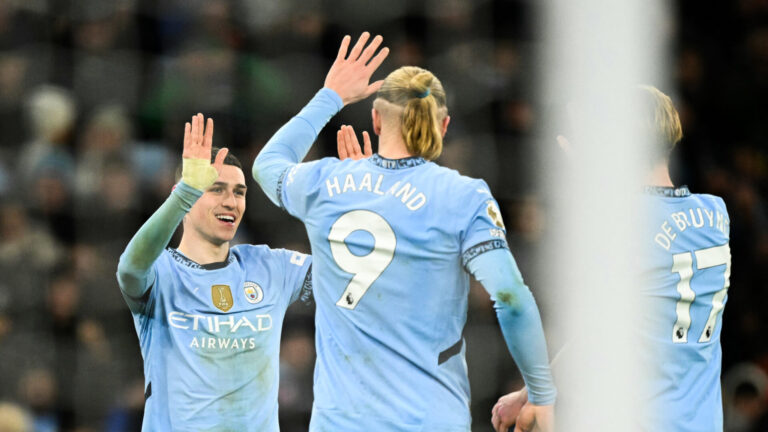Manchester City goleia o West Ham, volta a subir e alivia crise