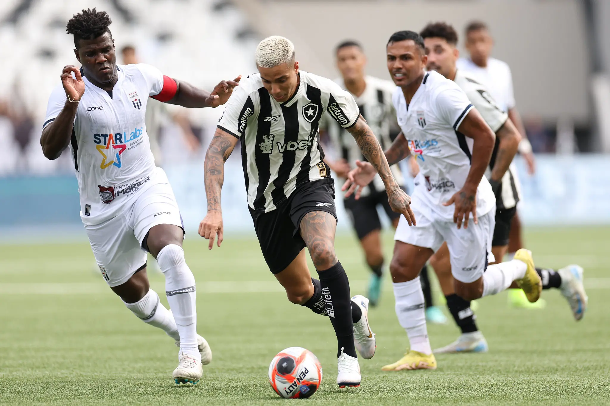 Com um a mais desde os 11 minutos, Botafogo perde para o Maricá na estreia do Carioca