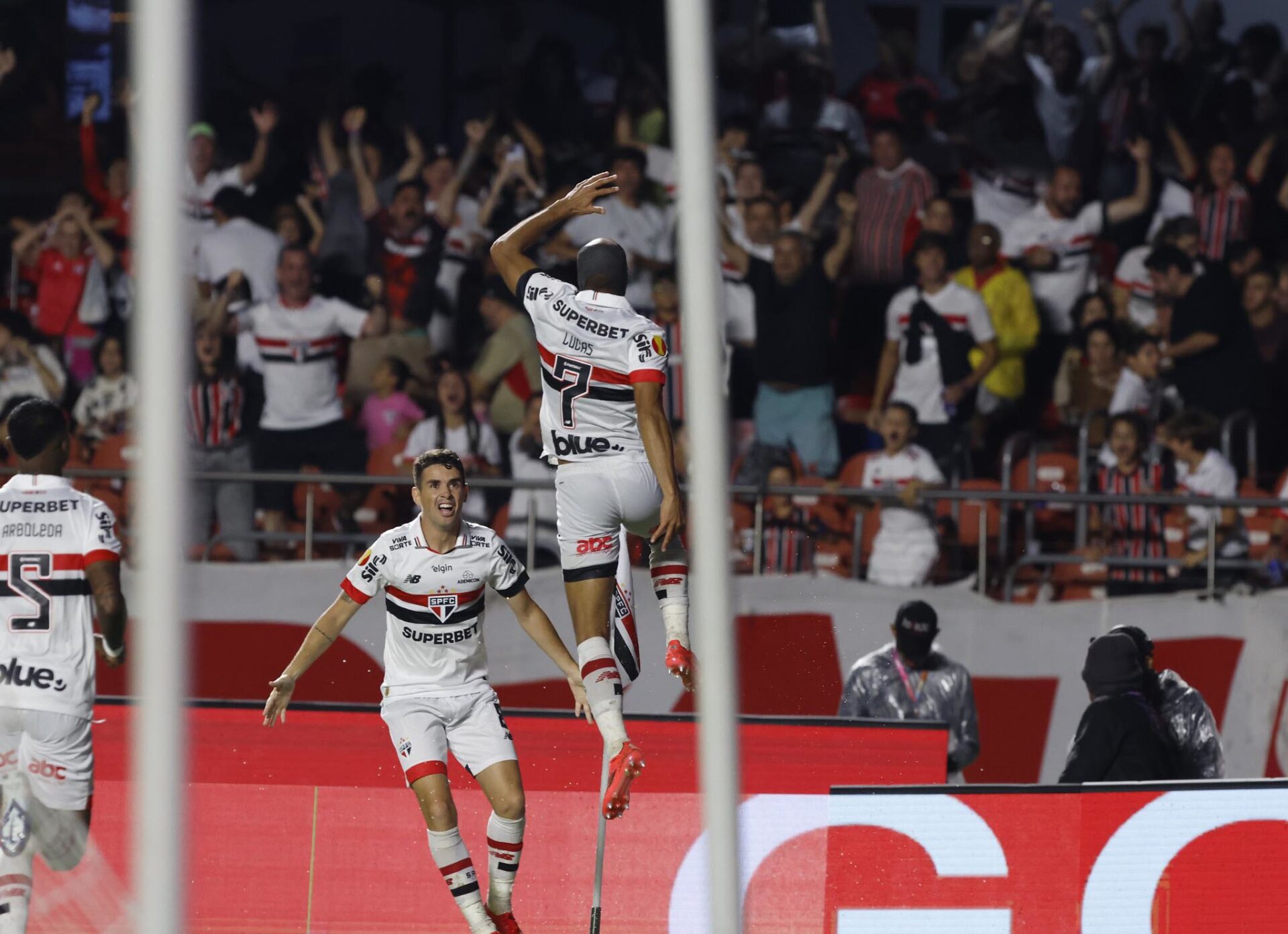 Made in Cotia: São Paulo bate Corinthians com show de Lucas e Oscar