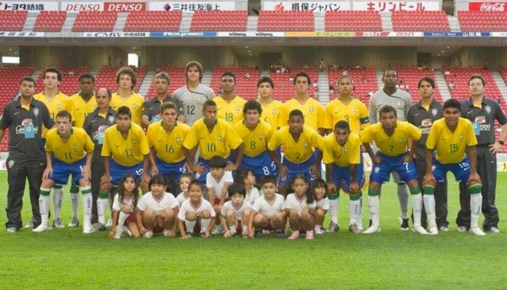 Maurício Antônio (quinto em pé da esquerda para a direita) com a seleção brasileira sub-17 - Divulgação